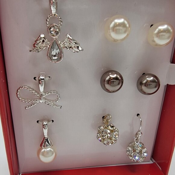 New in Box AVON Festive Interchangeable Pendant Necklace Earrings Gift Set‎ - Picture 2 of 4